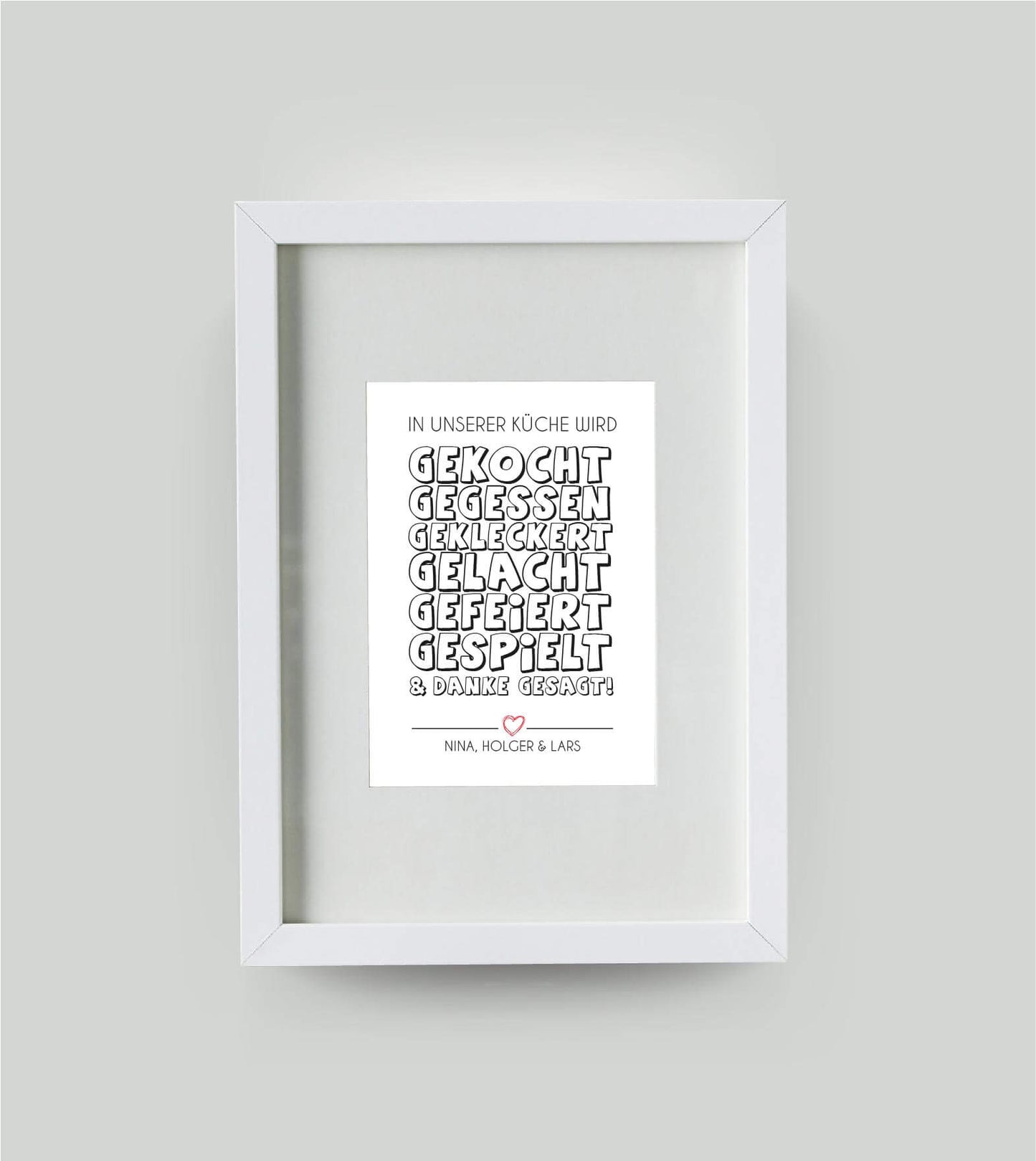 Personalisiertes Bild “In unserer Küche ….”, Variante: Variante 2, Bildgröße: DIN A4, Bilderrahmen: Bilderrahmen weiß mit Passepartout, Copyright: 321geschenke.de