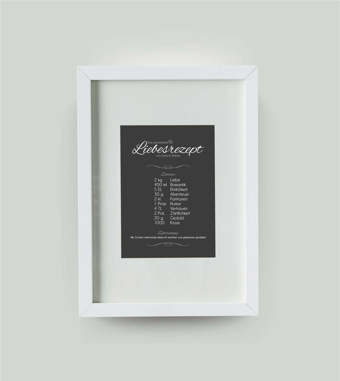 Personalisiertes Bild “Liebesrezept”, Bildfarbe: Anthrazit/Schwarz, Bildgröße: DIN A4, Bilderrahmen: Bilderrahmen weiß mit Passepartout, Copyright: 321geschenke.de
