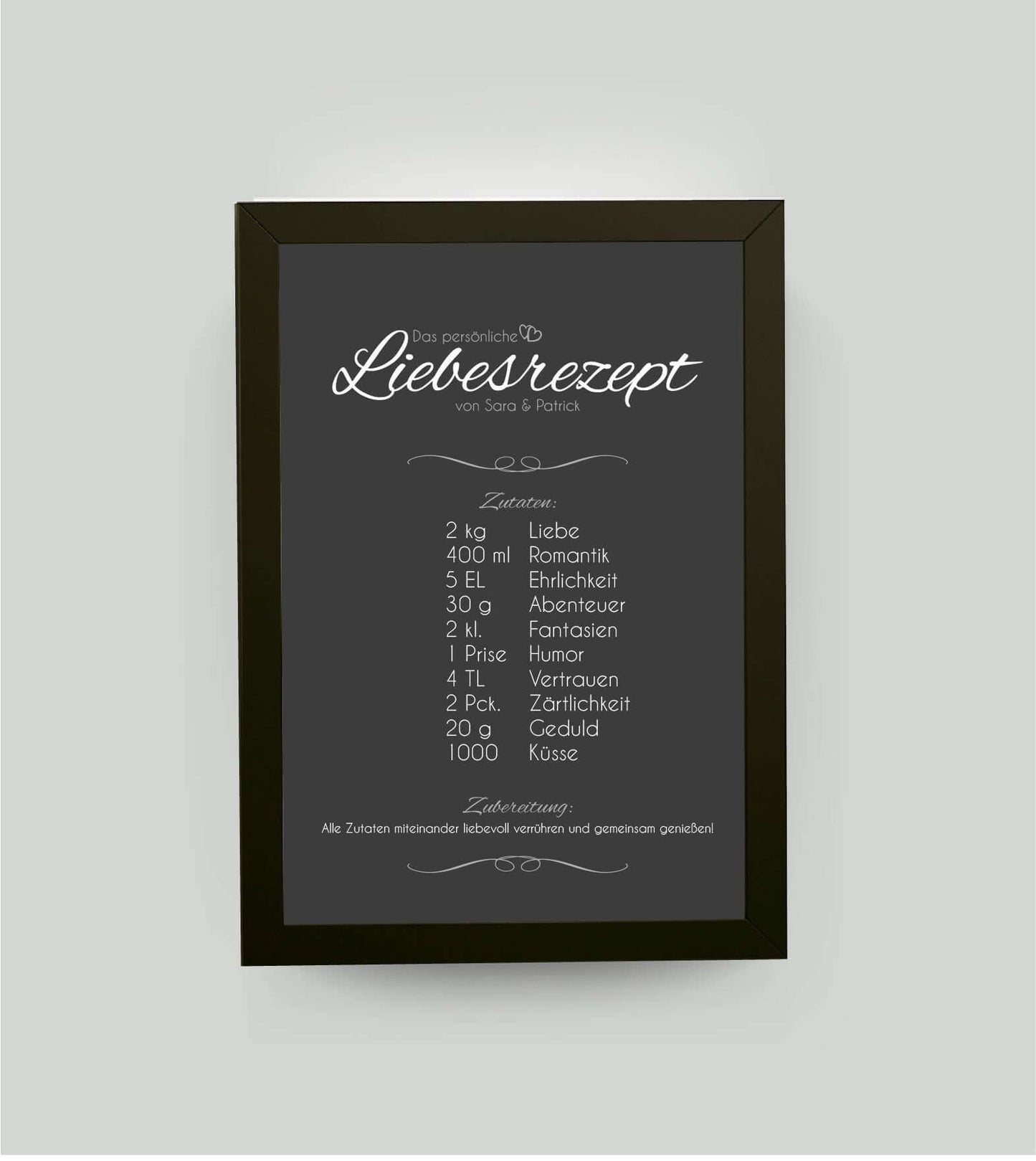 Personalisiertes Bild “Liebesrezept”, Bildfarbe: Anthrazit/Schwarz, Bildgröße: 13x18cm, Bilderrahmen: Bilderrahmen schwarz ohne Passepartout, Copyright: 321geschenke.de