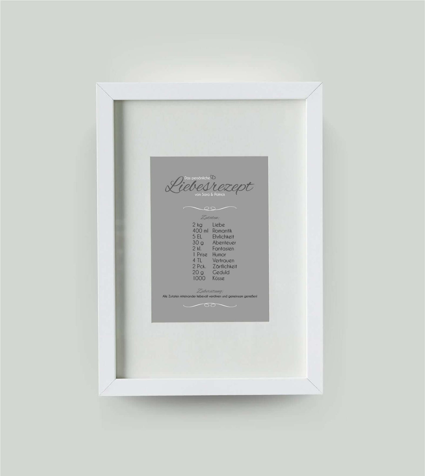 Personalisiertes Bild “Liebesrezept”, Bildfarbe: Grau, Bildgröße: DIN A4, Bilderrahmen: Bilderrahmen weiß mit Passepartout, Copyright: 321geschenke.de