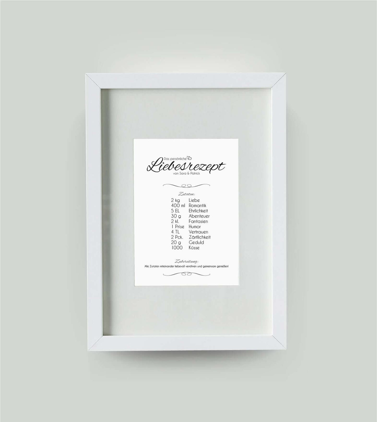 Personalisiertes Bild “Liebesrezept”, Bildfarbe: Weiß, Bildgröße: DIN A4, Bilderrahmen: Bilderrahmen weiß mit Passepartout, Copyright: 321geschenke.de