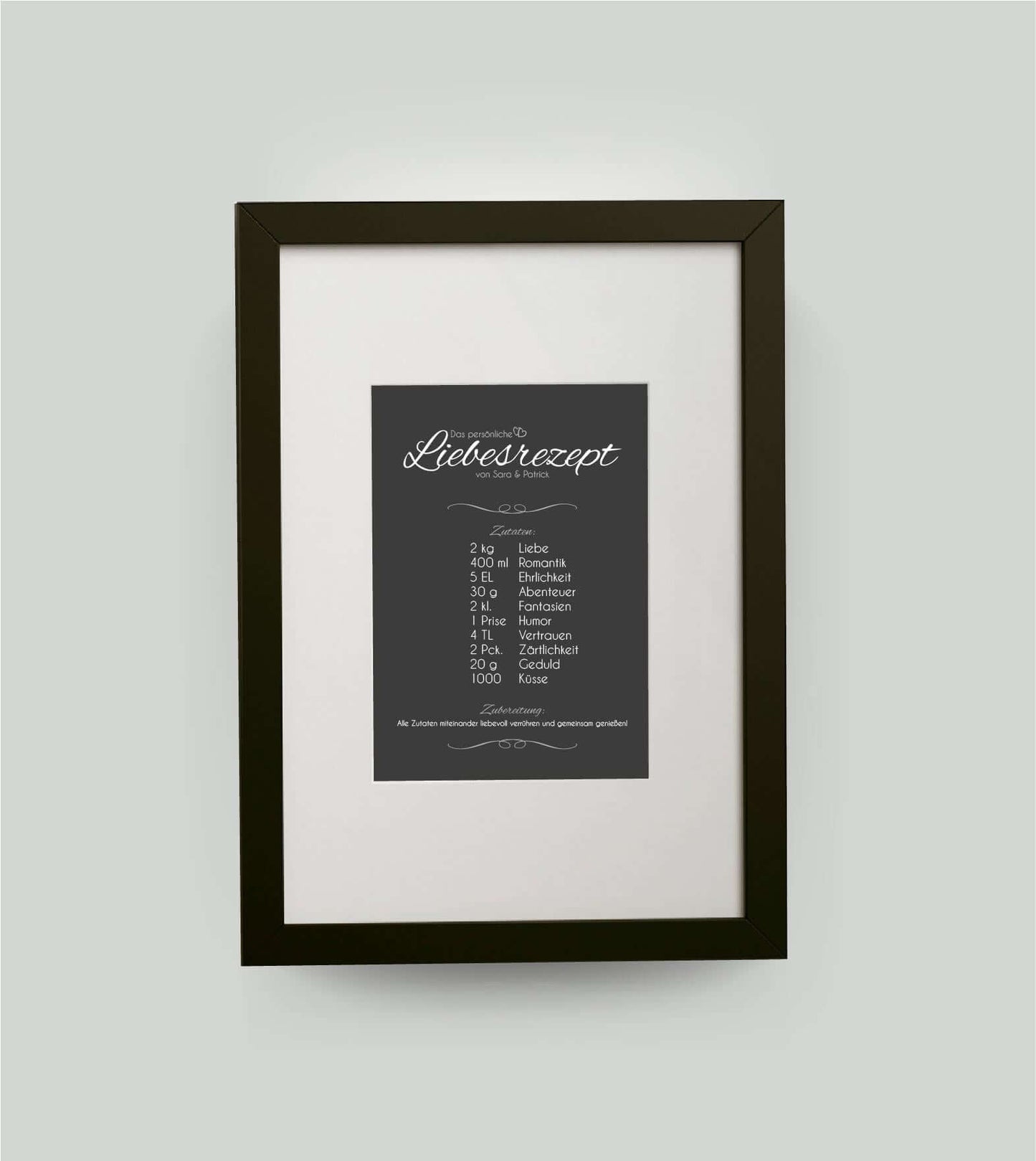 Personalisiertes Bild “Liebesrezept”, Bildfarbe: Anthrazit/Schwarz, Bildgröße: DIN A4, Bilderrahmen: Bilderrahmen schwarz mit Passepartout, Copyright: 321geschenke.de