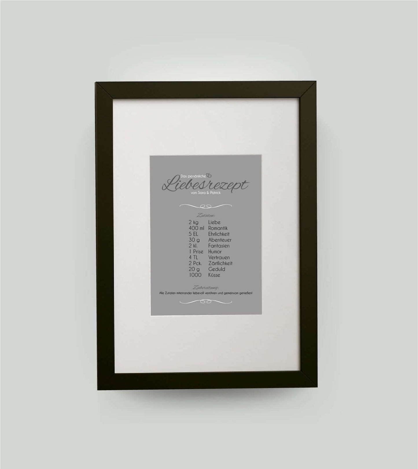 Personalisiertes Bild “Liebesrezept”, Bildfarbe: Grau, Bildgröße: DIN A4, Bilderrahmen: Bilderrahmen schwarz mit Passepartout, Copyright: 321geschenke.de