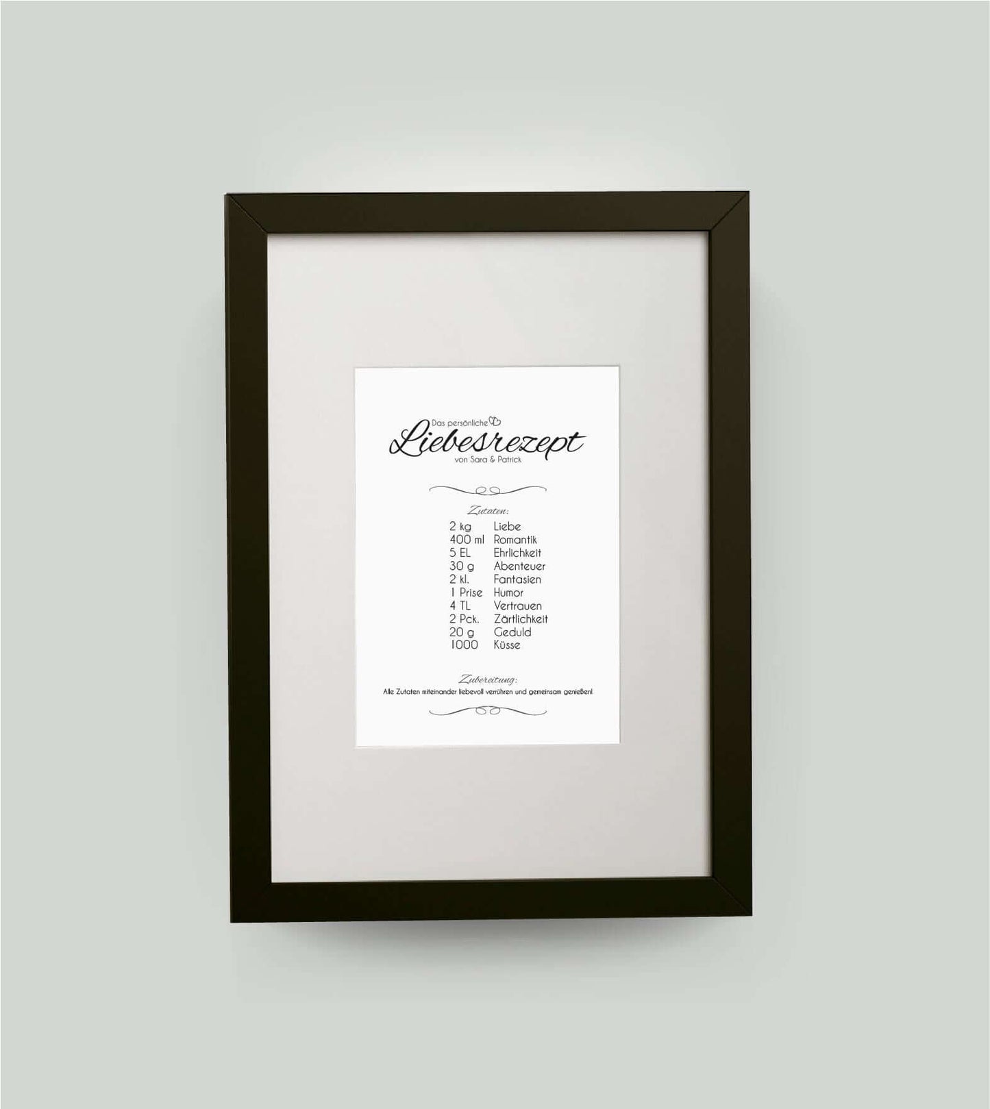 Personalisiertes Bild “Liebesrezept”, Bildfarbe: Weiß, Bildgröße: DIN A4, Bilderrahmen: Bilderrahmen schwarz mit Passepartout, Copyright: 321geschenke.de