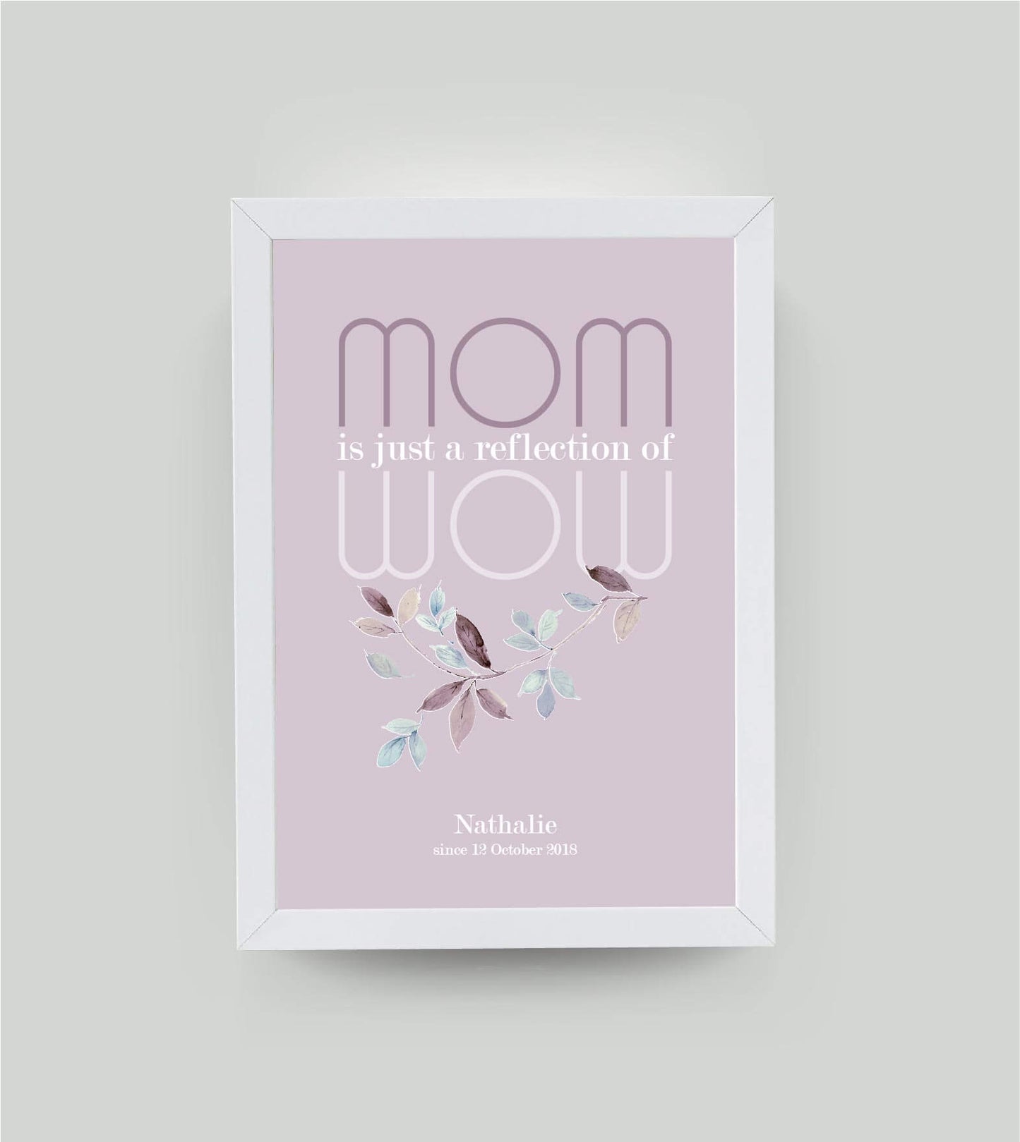 Personalisiertes Bild “MOM = WOW”, Bildfarbe: Pastell-Lila, Bildgröße: 13x18cm, Bilderrahmen: Ohne Bilderrahmen, Copyright: 321geschenke.de