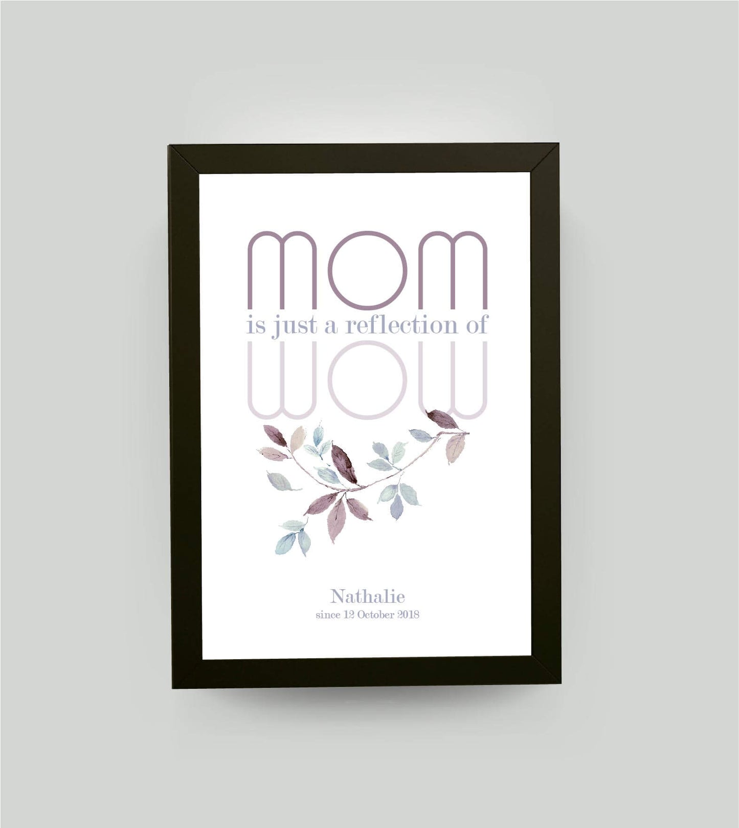 Personalisiertes Bild “MOM = WOW”, Bildfarbe: Weiß, Bildgröße: 13x18cm, Bilderrahmen: Bilderrahmen schwarz ohne Passepartout, Copyright: 321geschenke.de