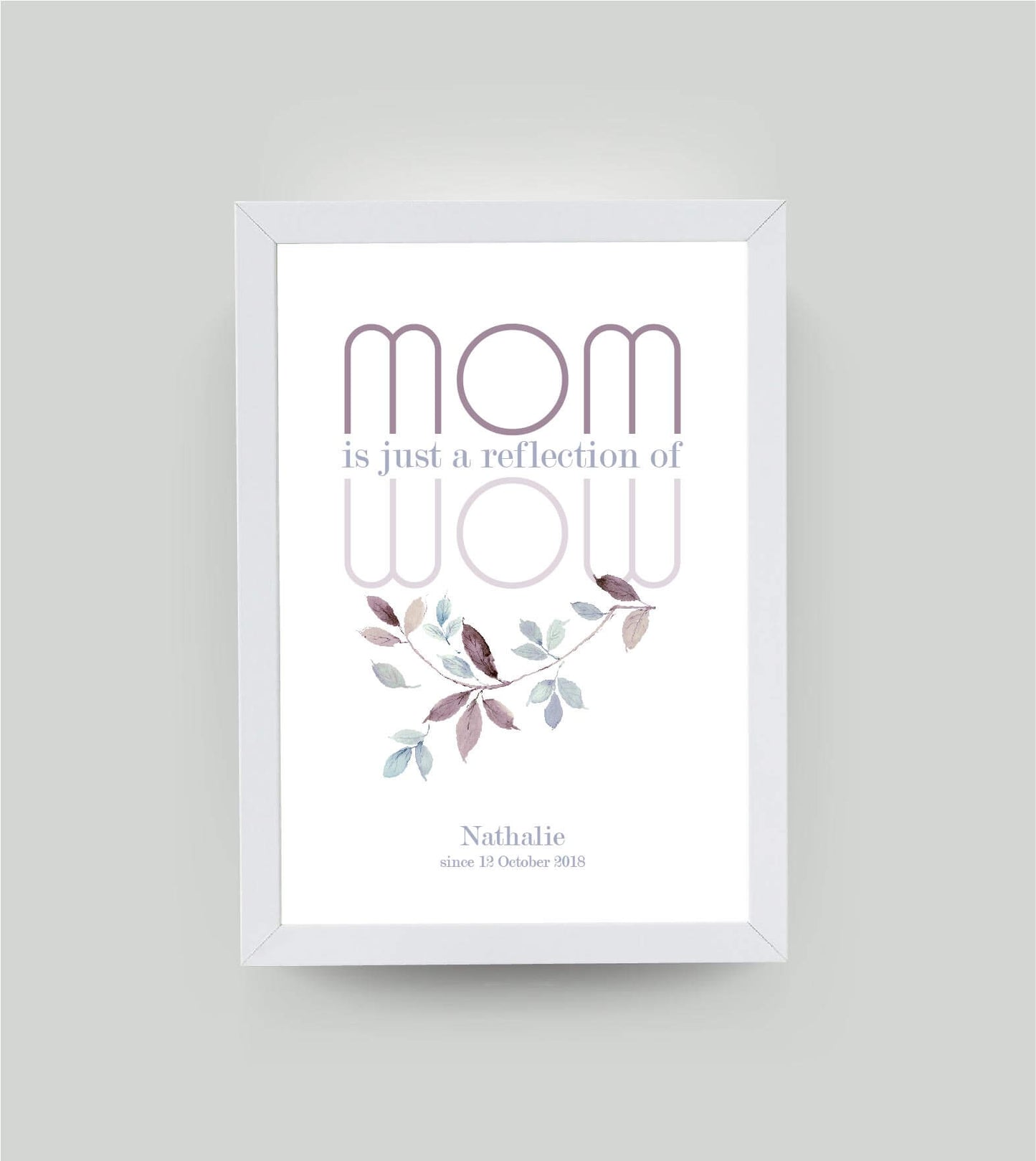 Personalisiertes Bild “MOM = WOW”, Bildfarbe: Weiß, Bildgröße: 13x18cm, Bilderrahmen: Ohne Bilderrahmen, Copyright: 321geschenke.de