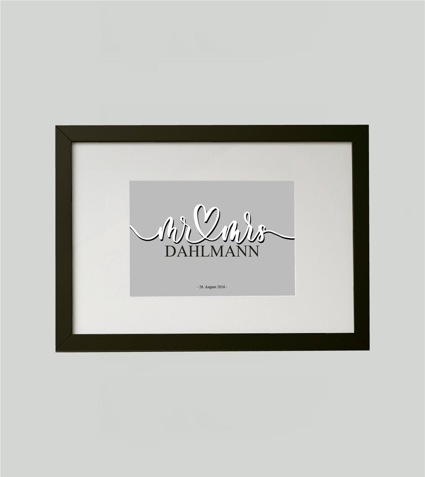 Personalisiertes Bild „Mr & Mrs”, Bildfarbe: Anthrazit/Schwarz, Grau, Weiß, Bildgröße: 13x18cm, DIN A4, DIN A3, Bilderrahmen: Ohne Bilderrahmen, Bilderrahmen weiß ohne Passepartout, Bilderrahmen schwarz ohne Passepartout, Bilderrahmen weiß mit Passepartout, Bilderrahmen schwarz mit Passepartout, Copyright:321geschenke.de