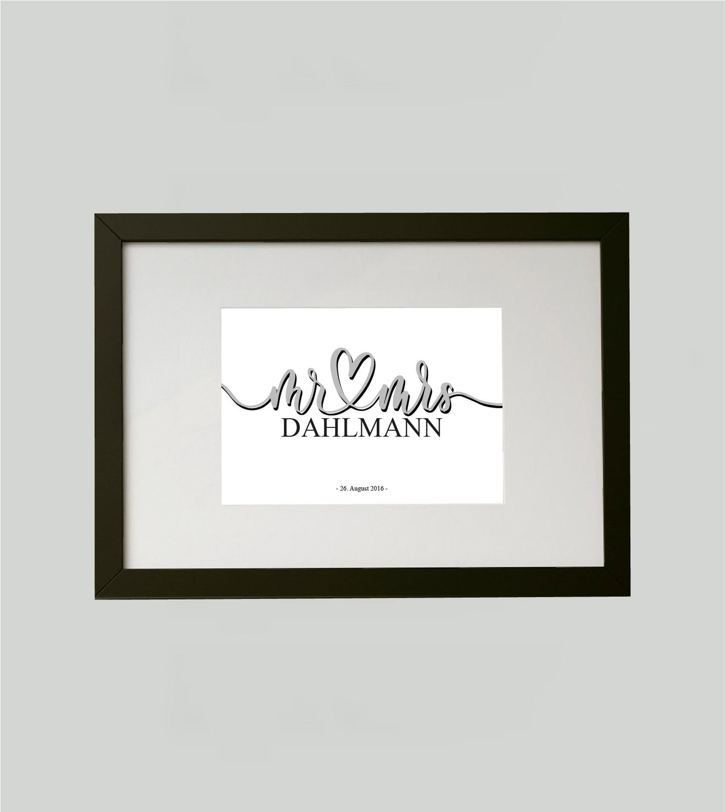 Personalisiertes Bild „Mr & Mrs”, Bildfarbe: Anthrazit/Schwarz, Grau, Weiß, Bildgröße: 13x18cm, DIN A4, DIN A3, Bilderrahmen: Ohne Bilderrahmen, Bilderrahmen weiß ohne Passepartout, Bilderrahmen schwarz ohne Passepartout, Bilderrahmen weiß mit Passepartout, Bilderrahmen schwarz mit Passepartout, Copyright:321geschenke.de