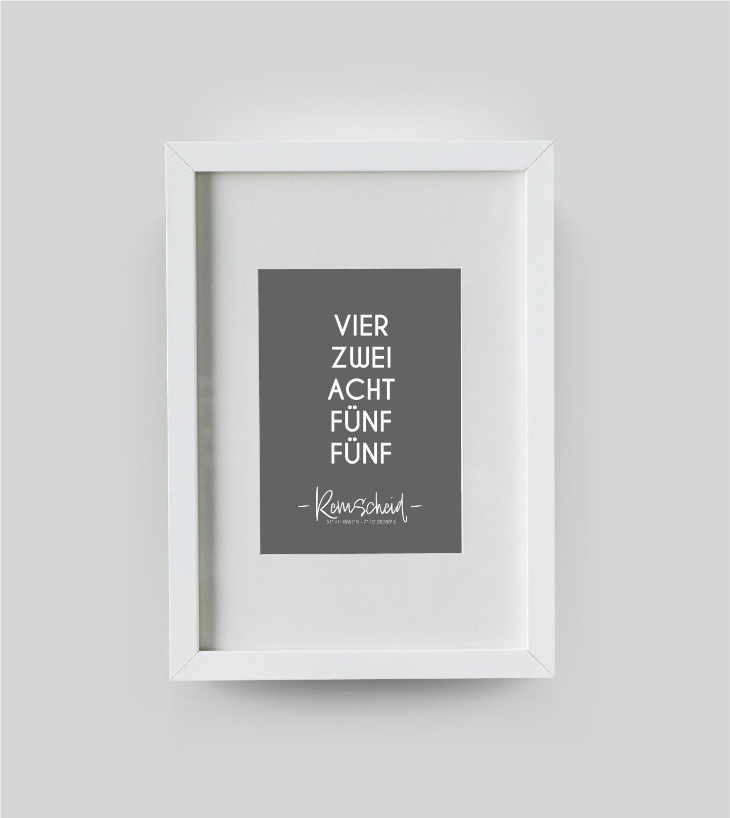 Personalisiertes Koordinatenposter "PLZ" Postleitzahl, Bildfarbe: Anthrazit/Schwarz, Bildgröße: DIN A4, Bilderrahmen: Bilderrahmen weiß mit Passepartout, Copyright: 321geschenke.de