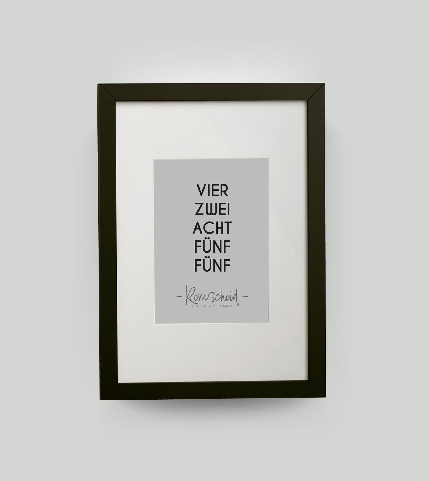 Personalisiertes Koordinatenposter "PLZ" Postleitzahl, Bildfarbe: Grau, Bildgröße: DIN A4, Bilderrahmen: Bilderrahmen schwarz mit Passepartout, Copyright: 321geschenke.de