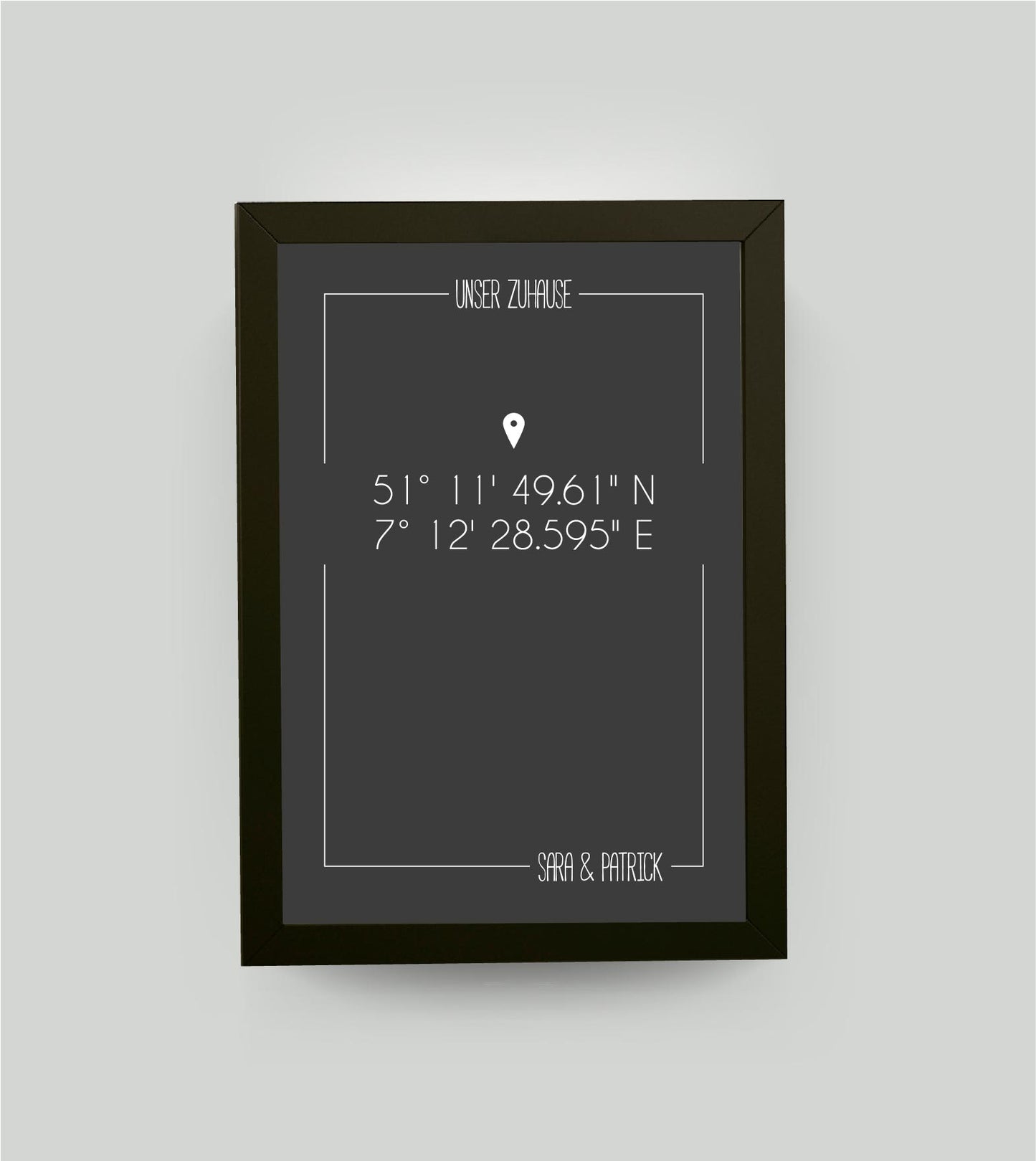 Personalisiertes Koordinaten Bild “UNSER ZUHAUSE”, Bildfarbe: Anthrazit/Schwarz, Bildgröße: 13x18cm, Bilderrahmen: Bilderrahmen schwarz ohne Passepartout, Copyright: 321geschenke.de