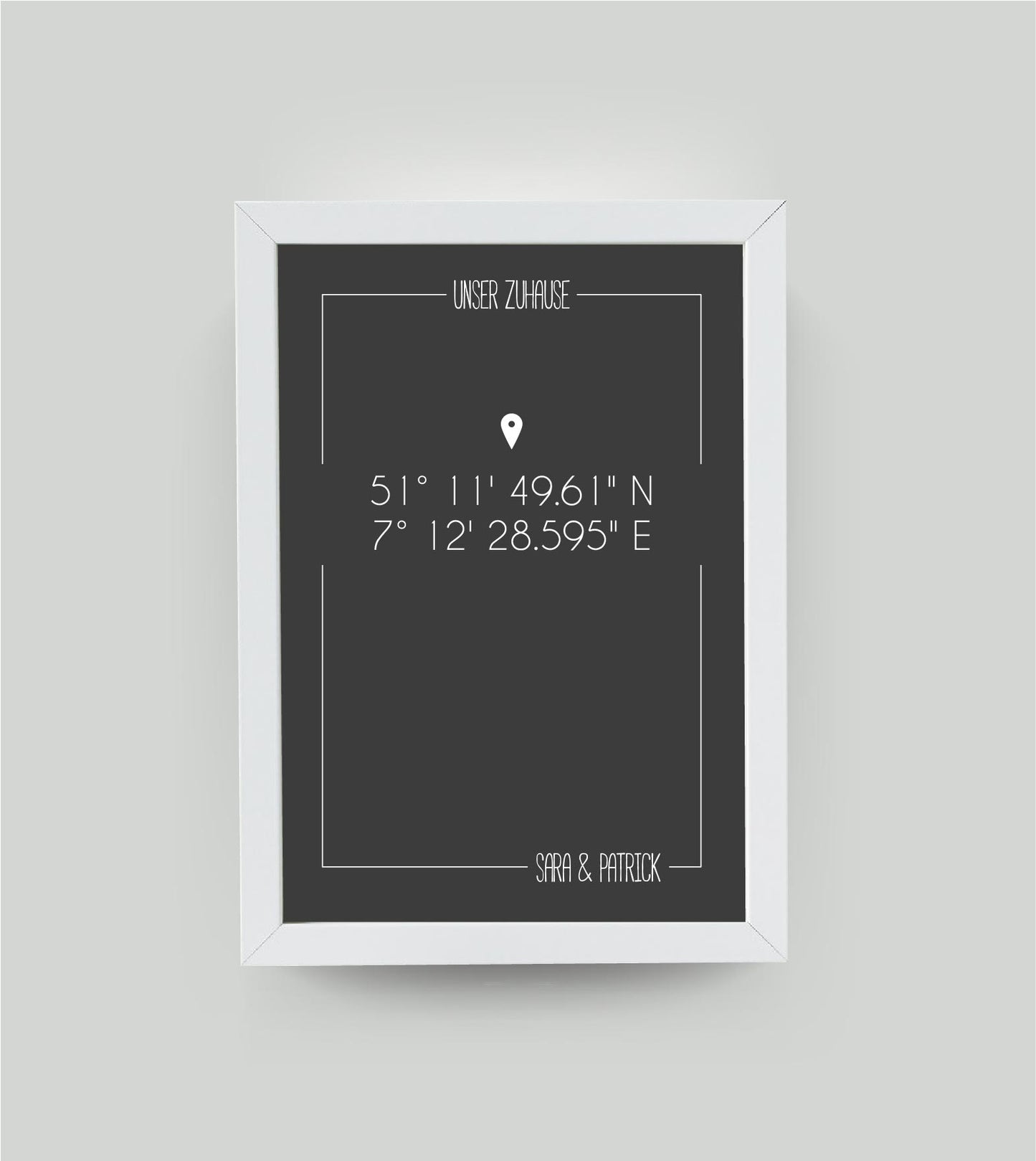 Personalisiertes Koordinaten Bild “UNSER ZUHAUSE”, Bildfarbe: Anthrazit/Schwarz, Bildgröße: 13x18cm, Bilderrahmen: Ohne Bilderrahmen, Copyright: 321geschenke.de