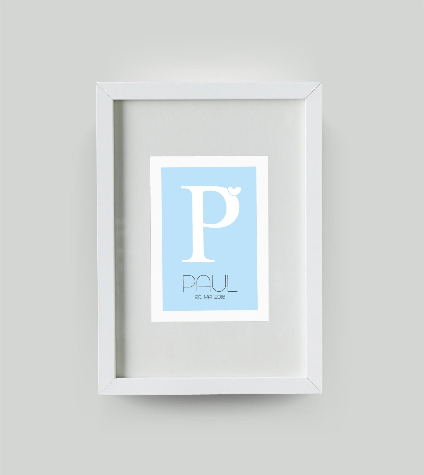 Personalisiertes Geburtsposter mit “Buchstabe und Vornamen”, Bildfarbe: Blau/Weiß, Bildgröße: DIN A4, Bilderrahmen: Bilderrahmen weiß mit Passepartout, Copyright:321geschenke.de
