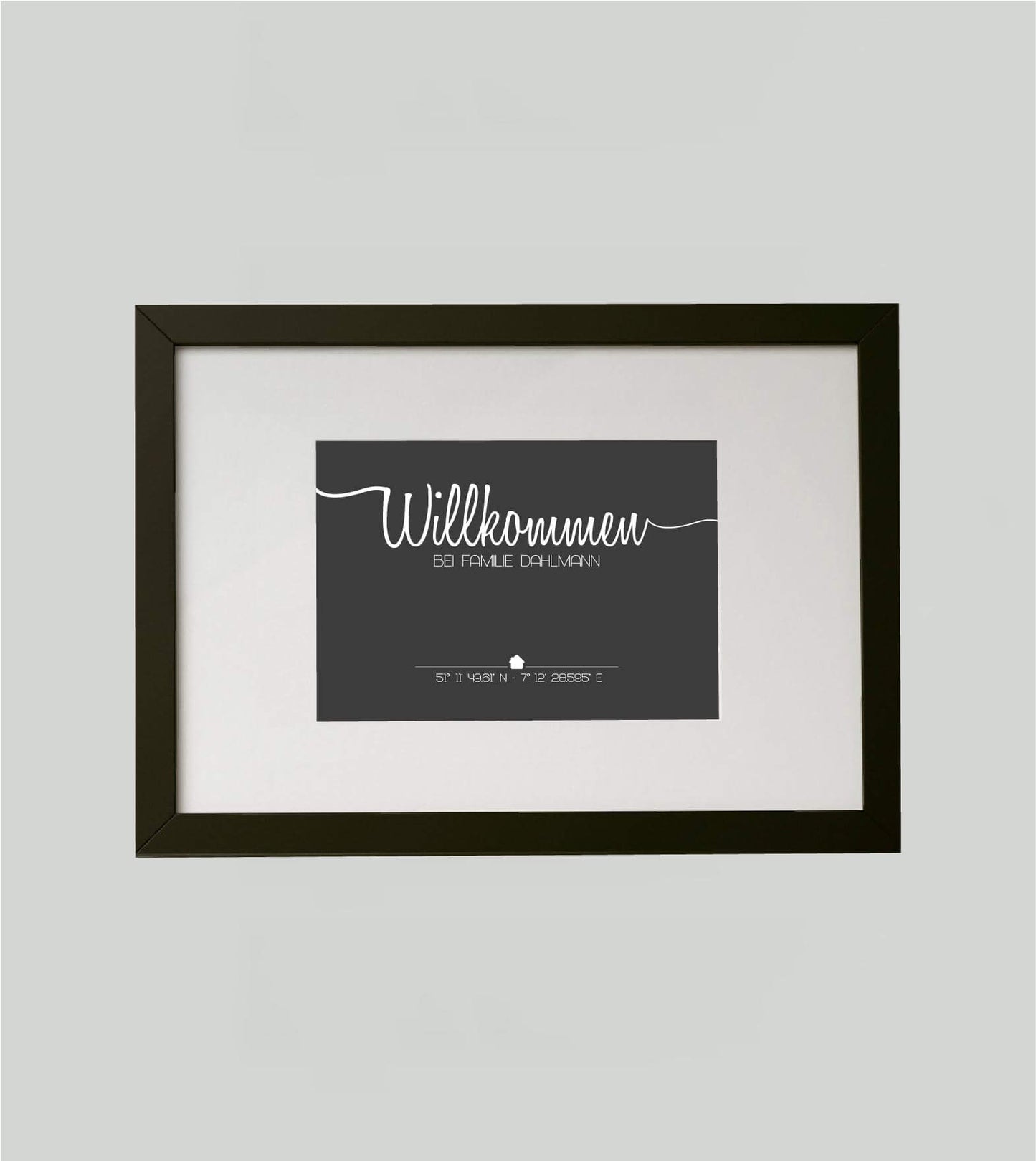 Personalisiertes Bild “WILLKOMMEN”, Bildfarbe: Anthrazit/Schwarz, Bildgröße: DIN A4, Bilderrahmen: Bilderrahmen schwarz mit Passepartout,Copyright: 321geschenke.de