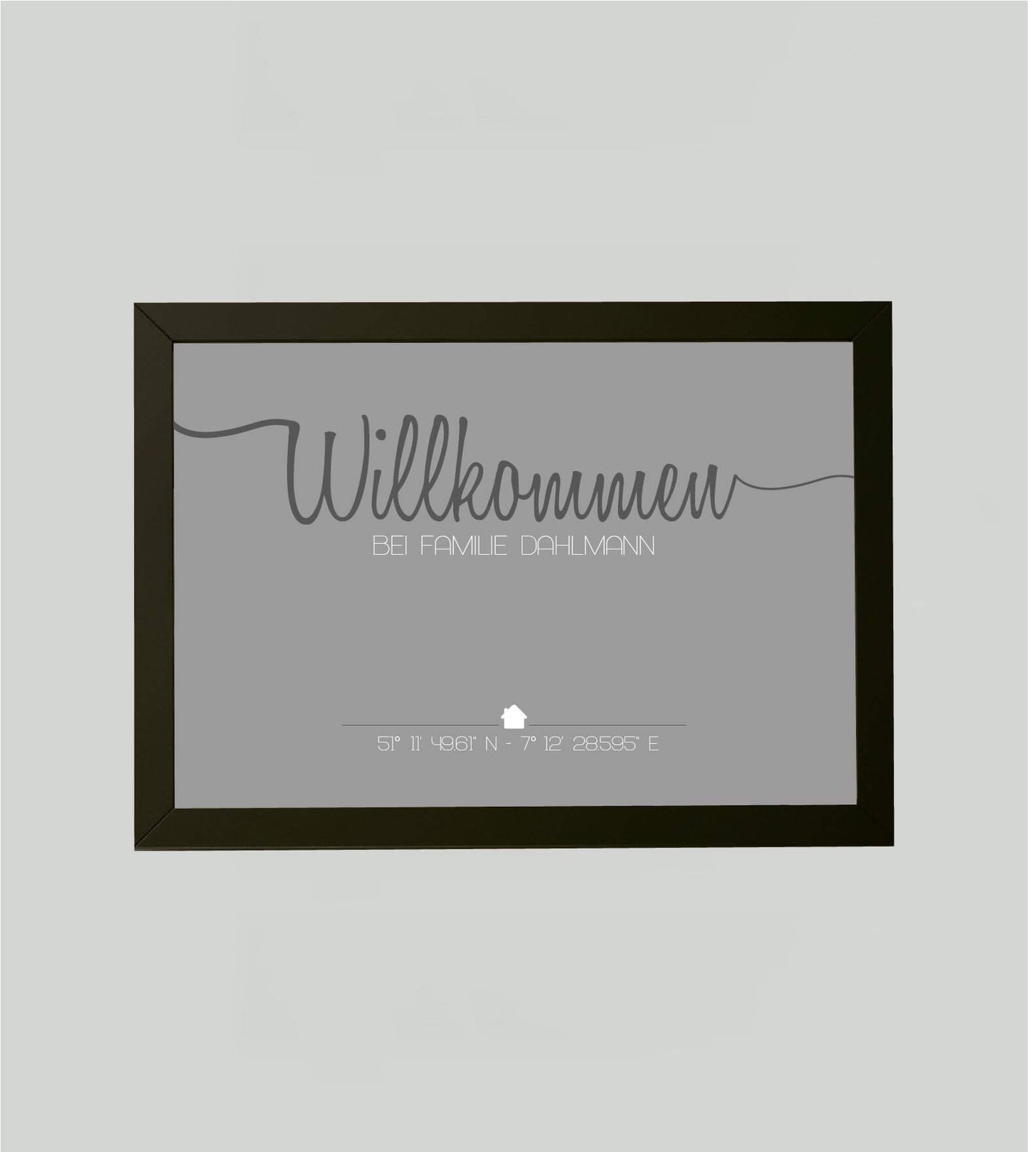 Personalisiertes Bild “WILLKOMMEN”, Bildfarbe: Grau, Bildgröße: 13x18cm, Bilderrahmen: Bilderrahmen schwarz ohne Passepartout,Copyright: 321geschenke.de