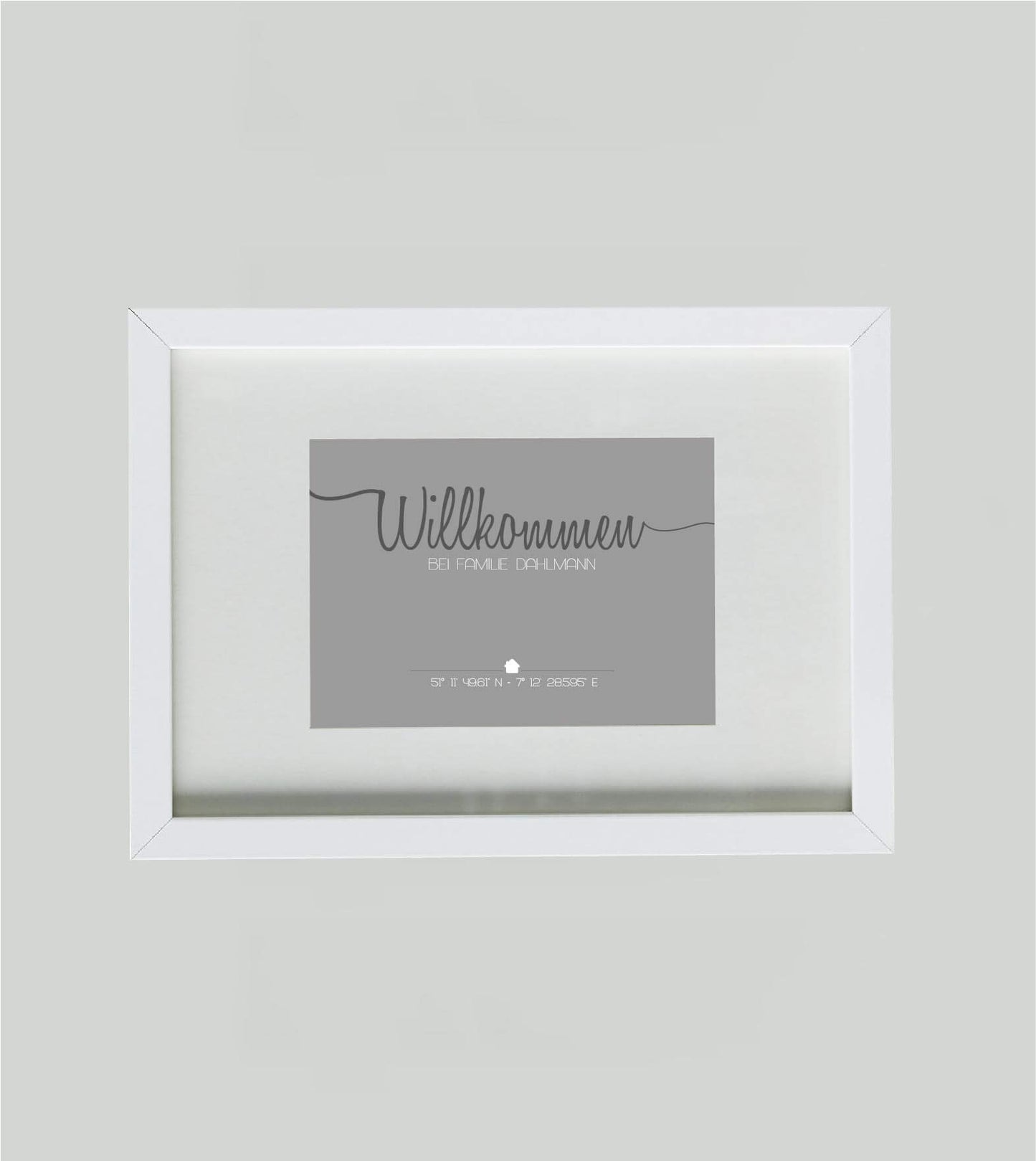 Personalisiertes Bild “WILLKOMMEN”, Bildfarbe: Grau, Bildgröße: DIN A4, Bilderrahmen: Bilderrahmen weiß mit Passepartout,Copyright: 321geschenke.de
