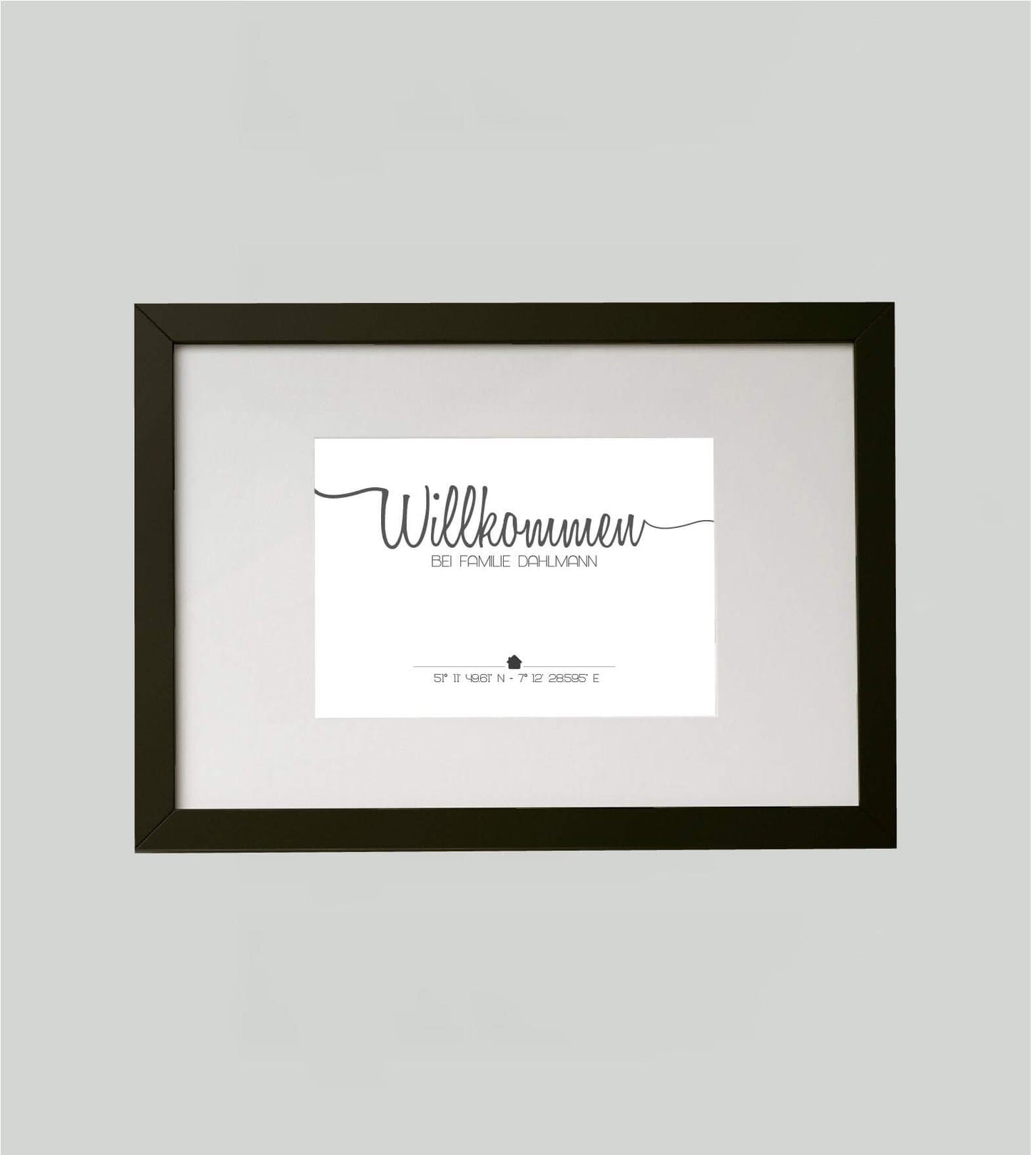 Personalisiertes Bild “WILLKOMMEN”, Bildfarbe: Weiß, Bildgröße: DIN A4, Bilderrahmen: Bilderrahmen schwarz mit Passepartout,Copyright: 321geschenke.de