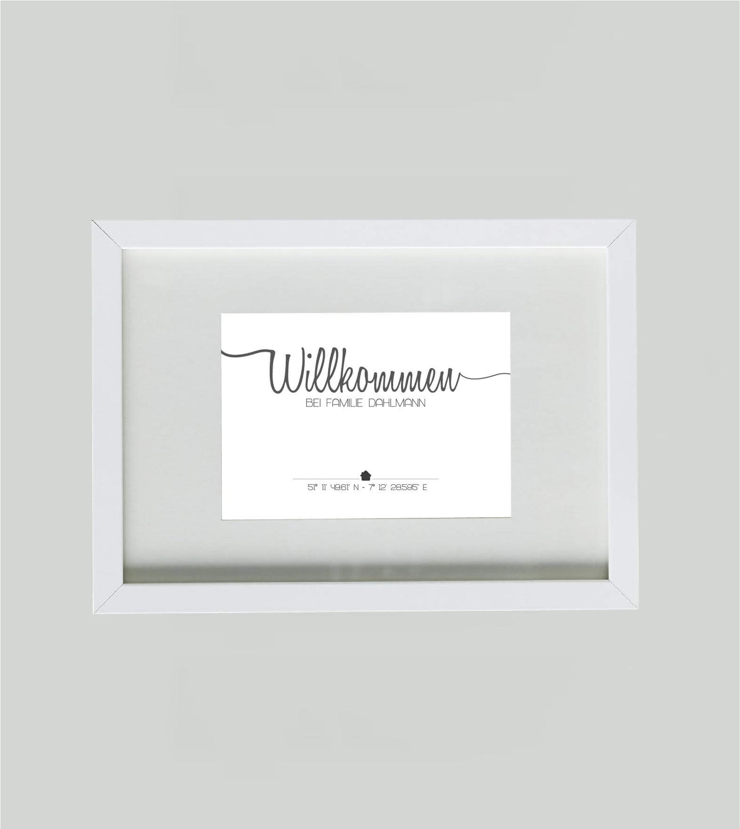 Personalisiertes Bild “WILLKOMMEN”, Bildfarbe: Weiß, Bildgröße: DIN A4, Bilderrahmen: Bilderrahmen weiß mit Passepartout,Copyright: 321geschenke.de