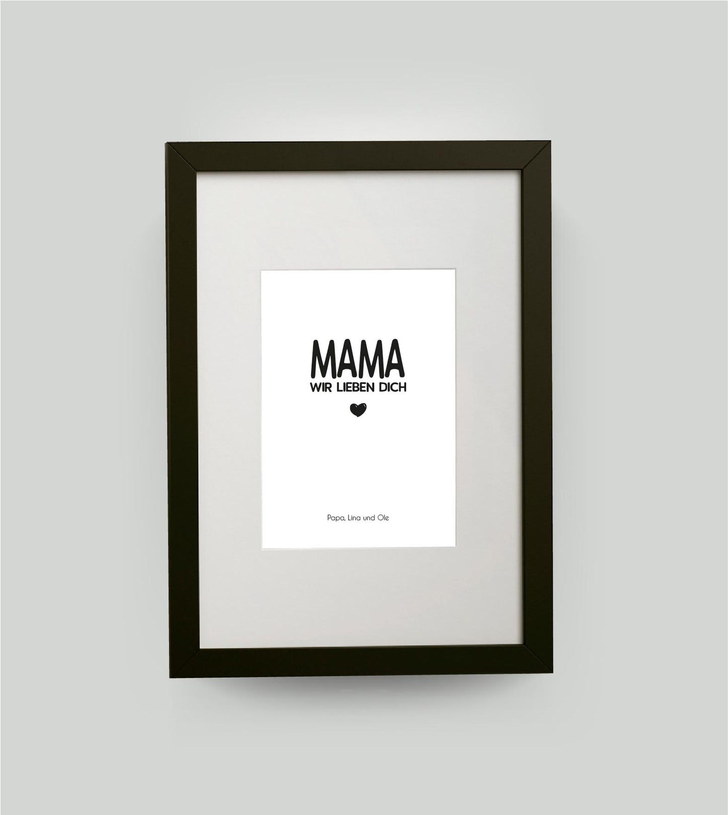 Personalisiertes Bild “MAMA – Wir lieben dich”, Bildgröße: DIN A4, Bilderrahmen: Bilderrahmen schwarz mit Passepartout, , Copyright: 321geschenke.de
