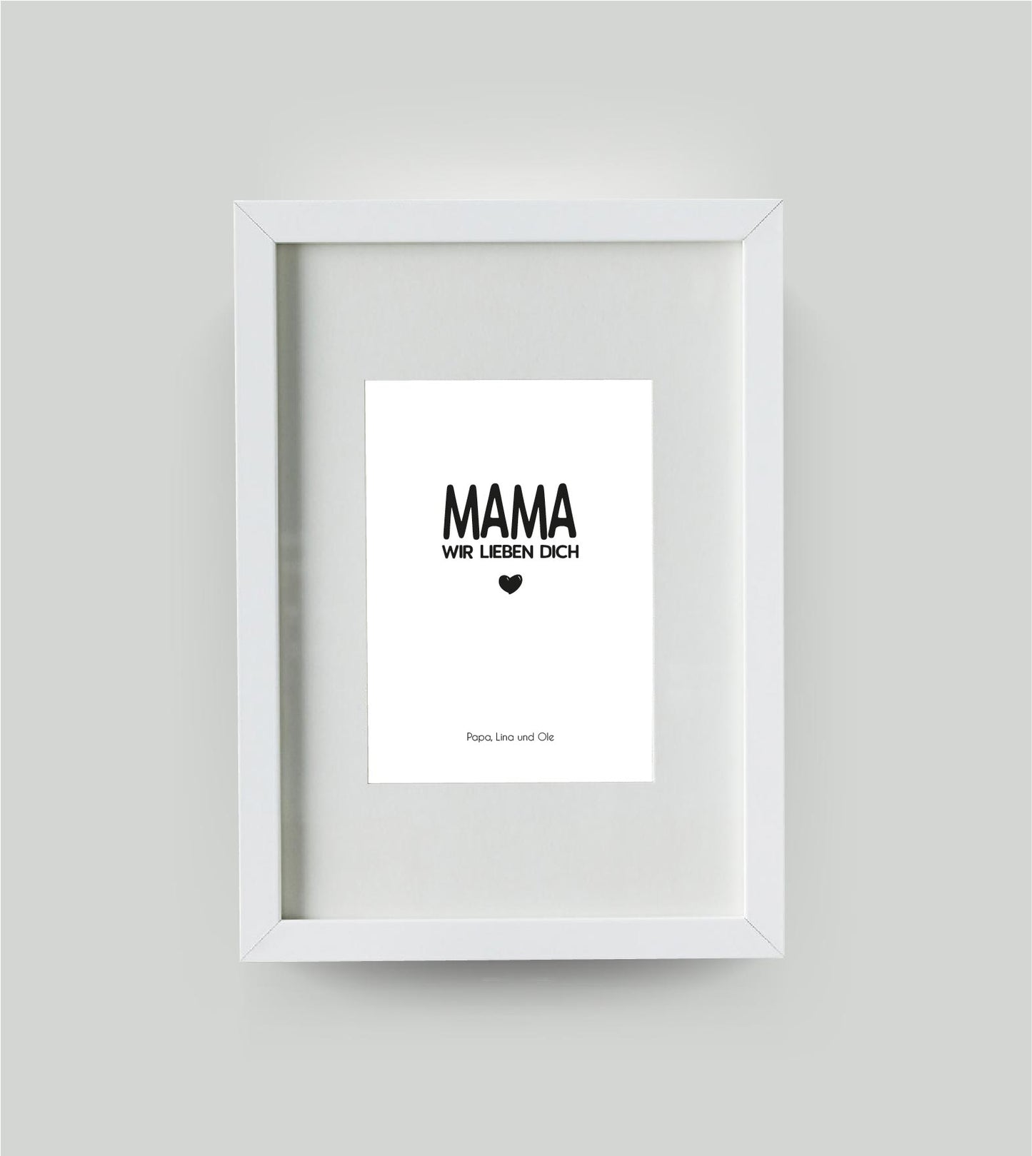 Personalisiertes Bild “MAMA – Wir lieben dich”, Bildgröße: DIN A4, Bilderrahmen: Bilderrahmen weiß mit Passepartout, , Copyright: 321geschenke.de