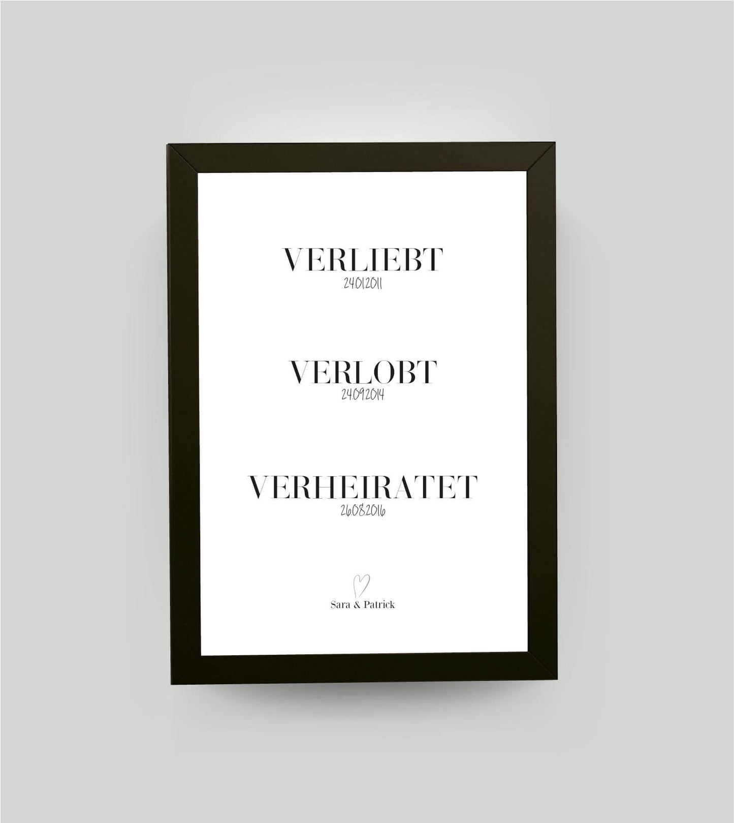 Personalisiertes Bild “verliebt - verlobt - verheiratet" - Datum, Bildfarbe: Weiß, Bildgröße: 13x18cm, Bilderrahmen: Bilderrahmen schwarz ohne Passepartout,Copyright: 321geschenke.de