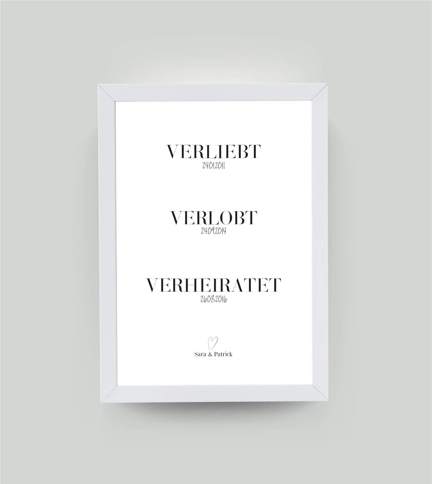 Personalisiertes Bild “verliebt - verlobt - verheiratet" - Datum, Bildfarbe: Weiß, Bildgröße: 13x18cm, Bilderrahmen: Ohne Bilderrahmen,Copyright: 321geschenke.de