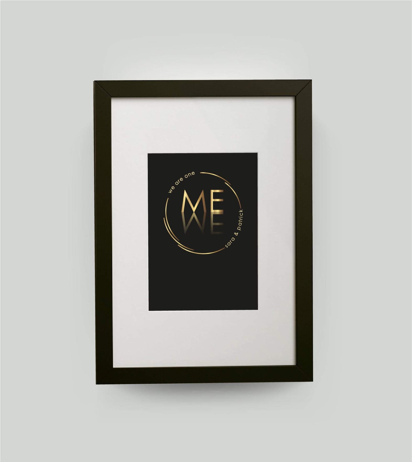 Personalisiertes Bild “we are one” ME=WE, Bildfarbe: Schwarz, Bildgröße: DIN A4, Bilderrahmen: Bilderrahmen schwarz mit Passepartout,Copyright: 321geschenke.de