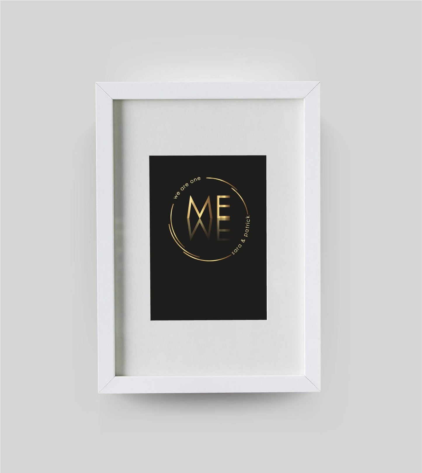Personalisiertes Bild “we are one” ME=WE, Bildfarbe: Schwarz, Bildgröße: DIN A4, Bilderrahmen: Bilderrahmen weiß mit Passepartout,Copyright: 321geschenke.de