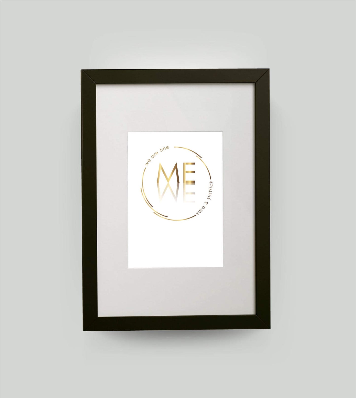 Personalisiertes Bild “we are one” ME=WE, Bildfarbe: Weiß, Bildgröße: DIN A4, Bilderrahmen: Bilderrahmen schwarz mit Passepartout,Copyright: 321geschenke.de
