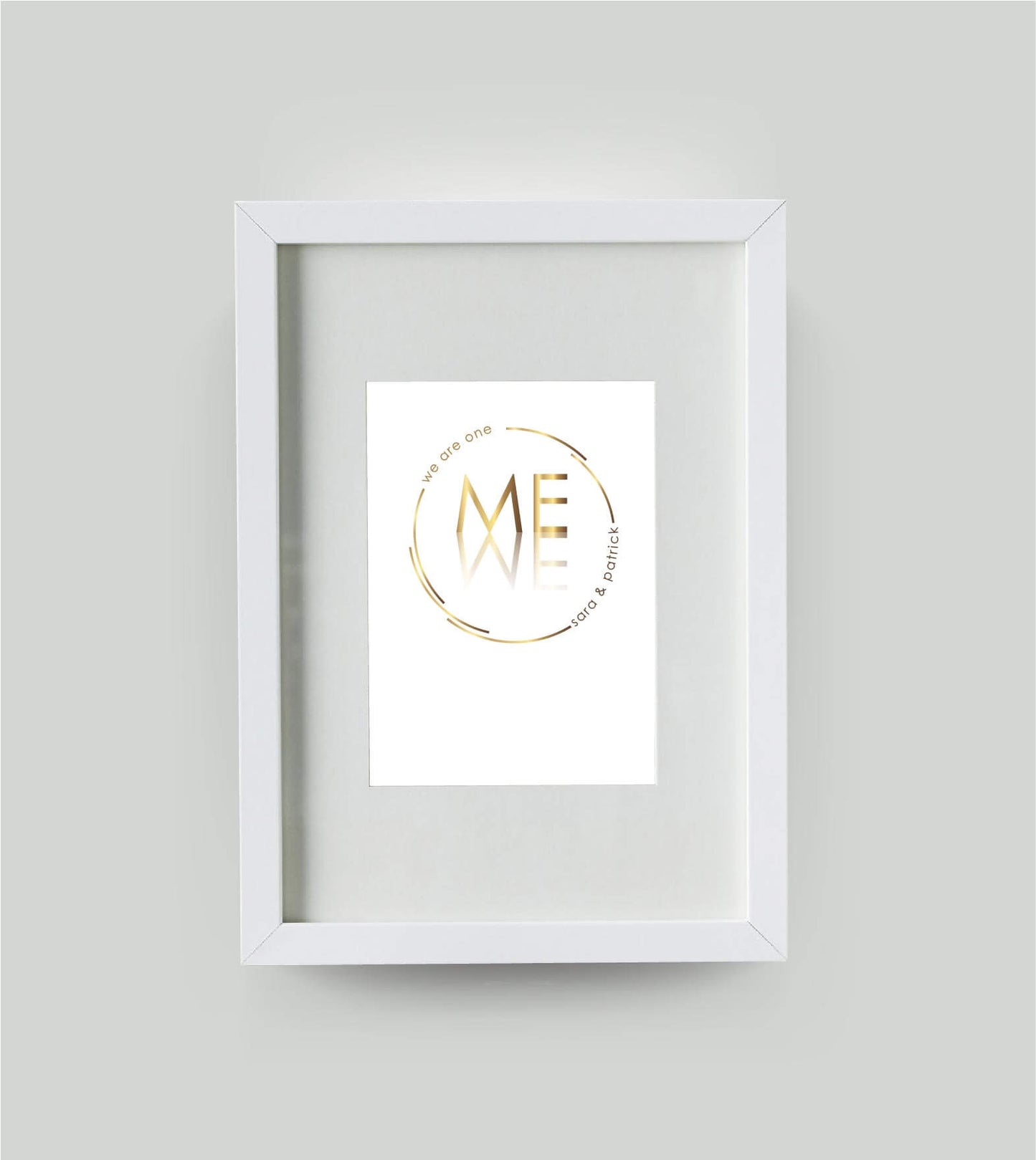 Personalisiertes Bild “we are one” ME=WE, Bildfarbe: Weiß, Bildgröße: DIN A4, Bilderrahmen: Bilderrahmen weiß mit Passepartout,Copyright: 321geschenke.de