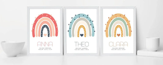 Ganz neu eingetroffen – Das Babyposter REGENBOGEN, Mit unseren himmlisch schönen personalisierten Geburtspostern mit Regenbogen habt ihr die Möglichkeit, diesen besonderen Tag in ewiger Erinnerung festzuhalten. , Copyright: 321geschenke.de