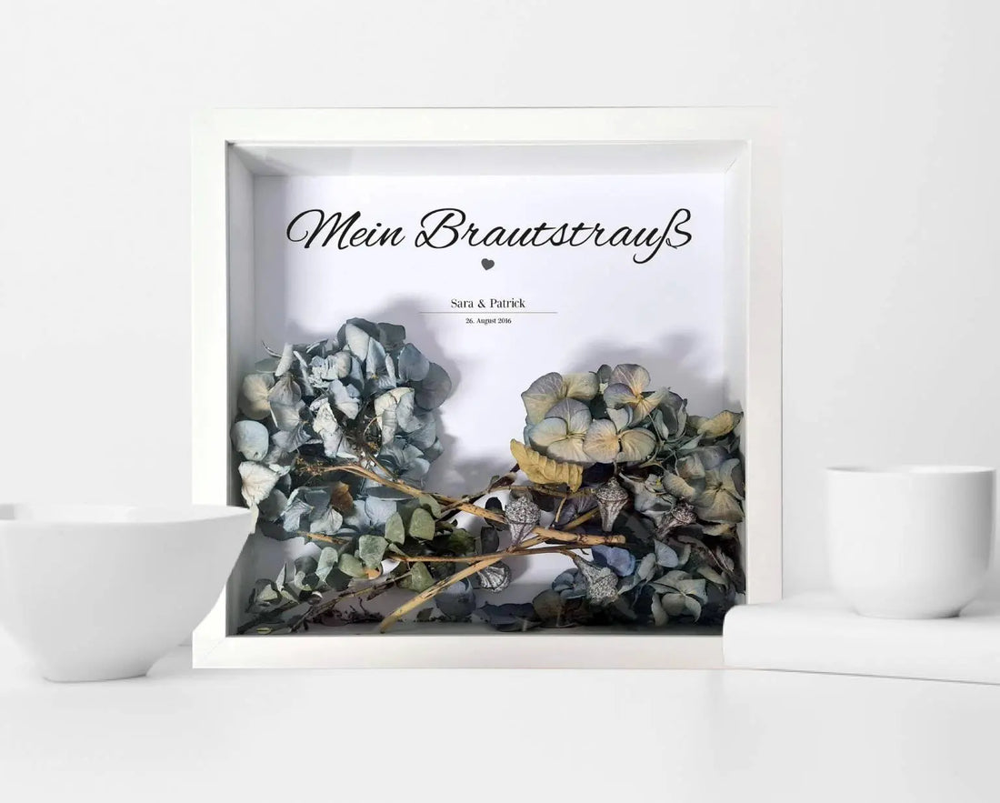 Das personalisierte “Mein Brautstrauß”-Bild, “Ewig dein. Ewig mein. Ewig uns.”
Erhalte hier das perfekte Andenken für das Brautpaar:Ein wunderschönes und langanhaltendes Erinnerungsstück für den schönsten Tag im Lebens der frisch Vermählten., Copyright: 3