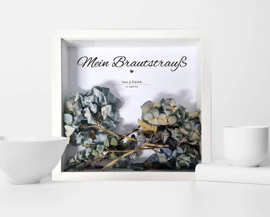 Das personalisierte “Mein Brautstrauß”-Bild, “Ewig dein. Ewig mein. Ewig uns.”
Erhalte hier das perfekte Andenken für das Brautpaar:Ein wunderschönes und langanhaltendes Erinnerungsstück für den schönsten Tag im Lebens der frisch Vermählten., Copyright: 3