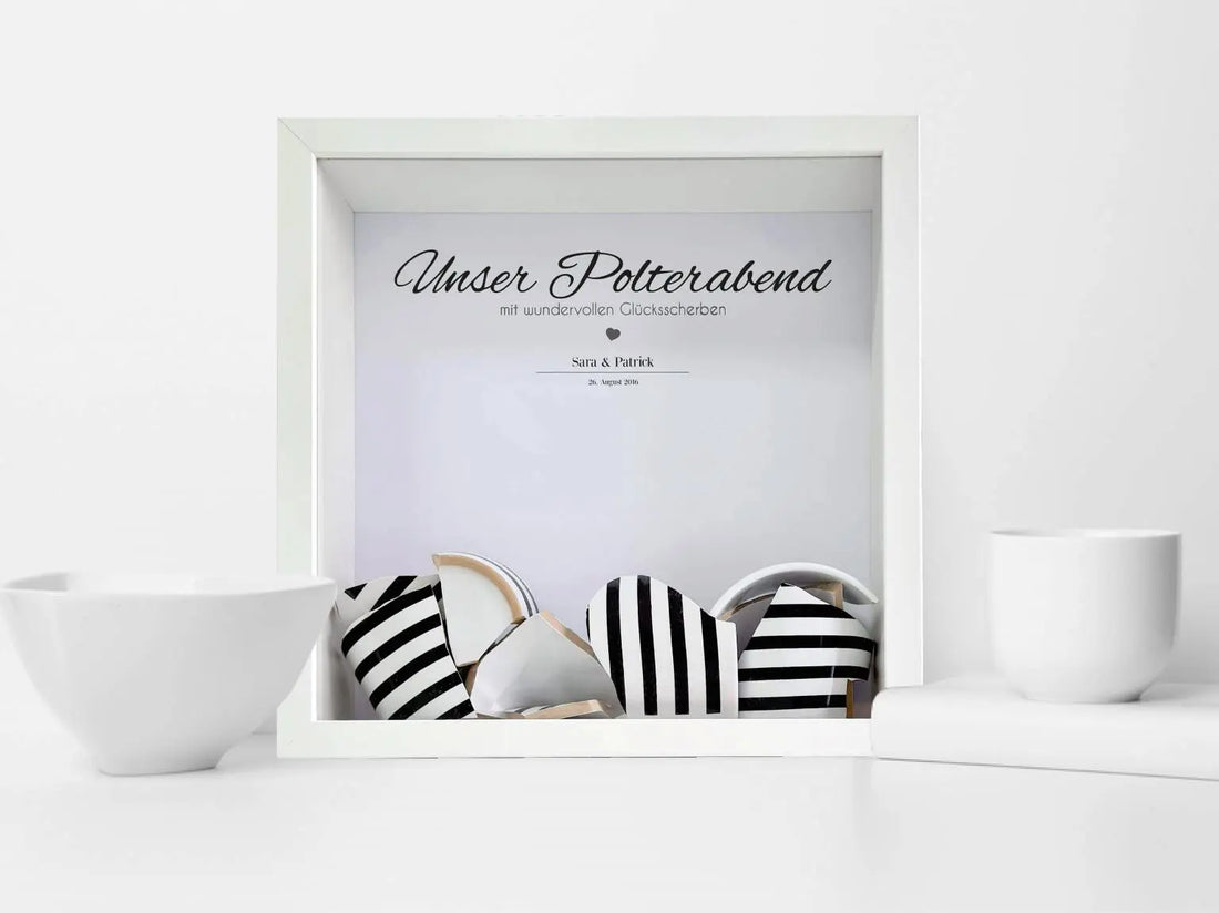 Die Glücksscherben vom Polterabend – das personalisierte Bild für die Ewigkeit, Scherben bringen Glück”
Stellst du dir auch die Frage, wie ihr die schönen Scherben vom Polterabend am besten in Ehren halten könnt?Dann haben wir für euch hier eine großartig