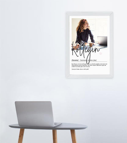 Anwendungsbild_Personalisiertes Foto-Poster "KOLLEGIN" mit Definition, Bildgröße: 13x18cm, DIN A4, DIN A3, Bilderrahmen: Ohne Bilderrahmen, Bilderrahmen weiß, Bilderrahmen schwarz, Bilderrahmen weiß mit Passepartout, Bilderrahmen schwarz mit Passepartout,