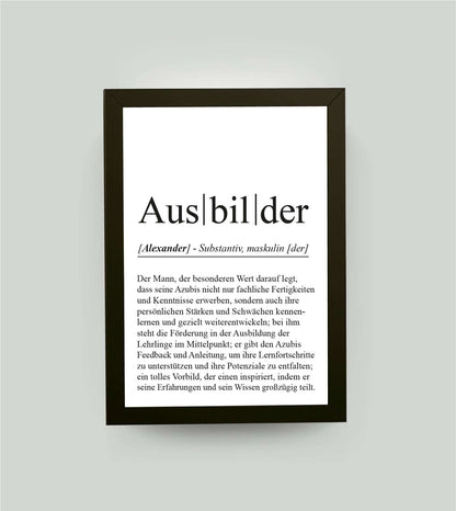 Personalisiertes Bild "Definition" - AUSBILDER, Bildfarbe: Weiß, Bildgröße: 13x18cm, DIN A4, DIN A3, Bilderrahmen: Bilderrahmen schwarz ohne Passepartout, Copyright:321geschenke.de