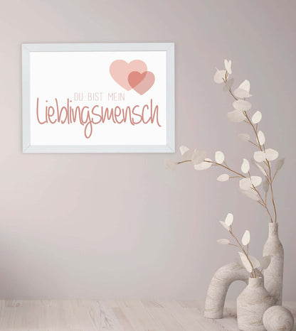 Anwendungsbild_Personalisiertes Bild „Lieblingsmensch”, Bildfarbe: Blau, Rosa, Bildgröße: 13x18cm, DIN A4, DIN A3, Bilderrahmen: Ohne Bilderrahmen, Bilderrahmen weiß ohne Passepartout, Copyright:321geschenke.de