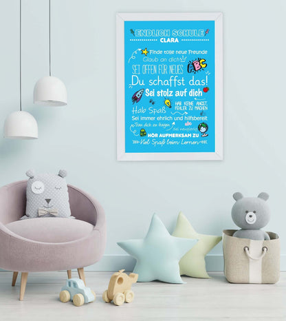 Anwendungsbild_Personalisiertes Poster "Endlich Schule" Motivationssprüche, Bildfarbe: Weiß, Grün, Pink, Blau, Bildgröße: 13x18cm, DIN A4, DIN A3, Bilderrahmen: Ohne Bilderrahmen, Bilderrahmen weiß ohne Passepartout, Bilderrahmen schwarz ohne Passepartout, Bilderrahmen weiß mit Passepartout, Bilderrahmen schwarz mit Passepartout, Copyright: 321geschenke.de
