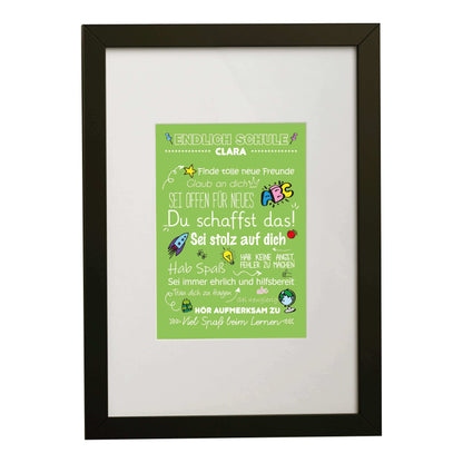 Personalisiertes Poster "Endlich Schule" Motivationssprüche, Bildfarbe: Grün, Bildgröße: DIN A4, Bilderrahmen: Bilderrahmen schwarz mit Passepartout, Copyright: 321geschenke.de