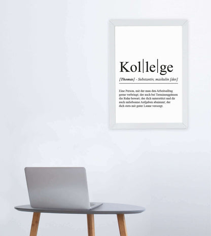 Anwendungsbild_Personalisiertes Bild “Definition KOLLEGE”, Bildfarbe: Weiß, Bildgröße: 13x18cm, DIN A4, DIN A3, Bilderrahmen: Ohne Bilderrahmen, Bilderrahmen weiß ohne Passepartout, Bilderrahmen schwarz ohne Passepartout, Bilderrahmen weiß mit Passepartout, Bilderrahmen schwarz mit Passepartout, Copyright:321geschenke.de