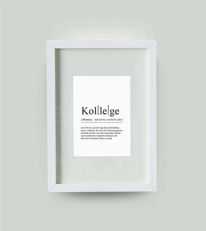 Personalisiertes Bild “Definition KOLLEGE”, DIN 13x18cm, mit Rahmen weiß 21x30cm, ohne Passepartout, Copyright: 321geschenke.de