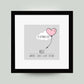 Personalisiertes Bild “Geburtsposter” Wolke mit Herzballon, Bildfarbe: Rosa, Bildgröße: 25x25cm, Bilderrahmen: Bilderrahmen schwarz mit Passepartout, Copyright: 321geschenke.de