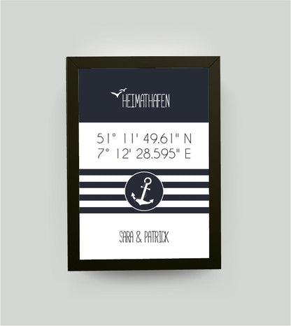 Personalisiertes Koordinaten Bild “HEIMATHAFEN” mit Anker gestreift, Bildfarbe: Maritime/Blau, Bildgröße: 13x18cm, Bilderrahmen: Bilderrahmen schwarz ohne Passepartout, Copyright:321geschenke.de