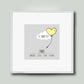 Personalisiertes Bild “Geburtsposter” Wolke mit Herzballon, Bildfarbe: Gelb, Bildgröße: 25x25cm, Bilderrahmen: Bilderrahmen weiß mit Passepartout, Copyright: 321geschenke.de