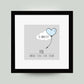 Personalisiertes Bild “Geburtsposter” Wolke mit Herzballon, Bildfarbe: Blau, Bildgröße: 25x25cm, Bilderrahmen: Bilderrahmen schwarz mit Passepartout, Copyright: 321geschenke.de