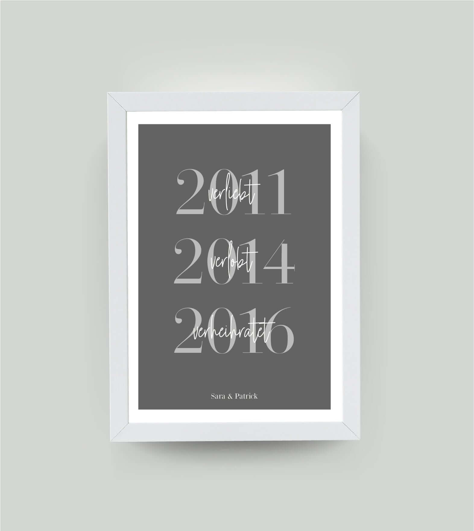 Personalisiertes Bild “VERLIEBT - VERLOBT - VERHEIRATET” - Jahreszahl, Bildfarbe: Anthrazit/Schwarz, Bildgröße: 13x18cm, DIN A4, DIN A3, Bilderrahmen: Bilderrahmen weiß ohne Passepartout, Copyright:321geschenke.de