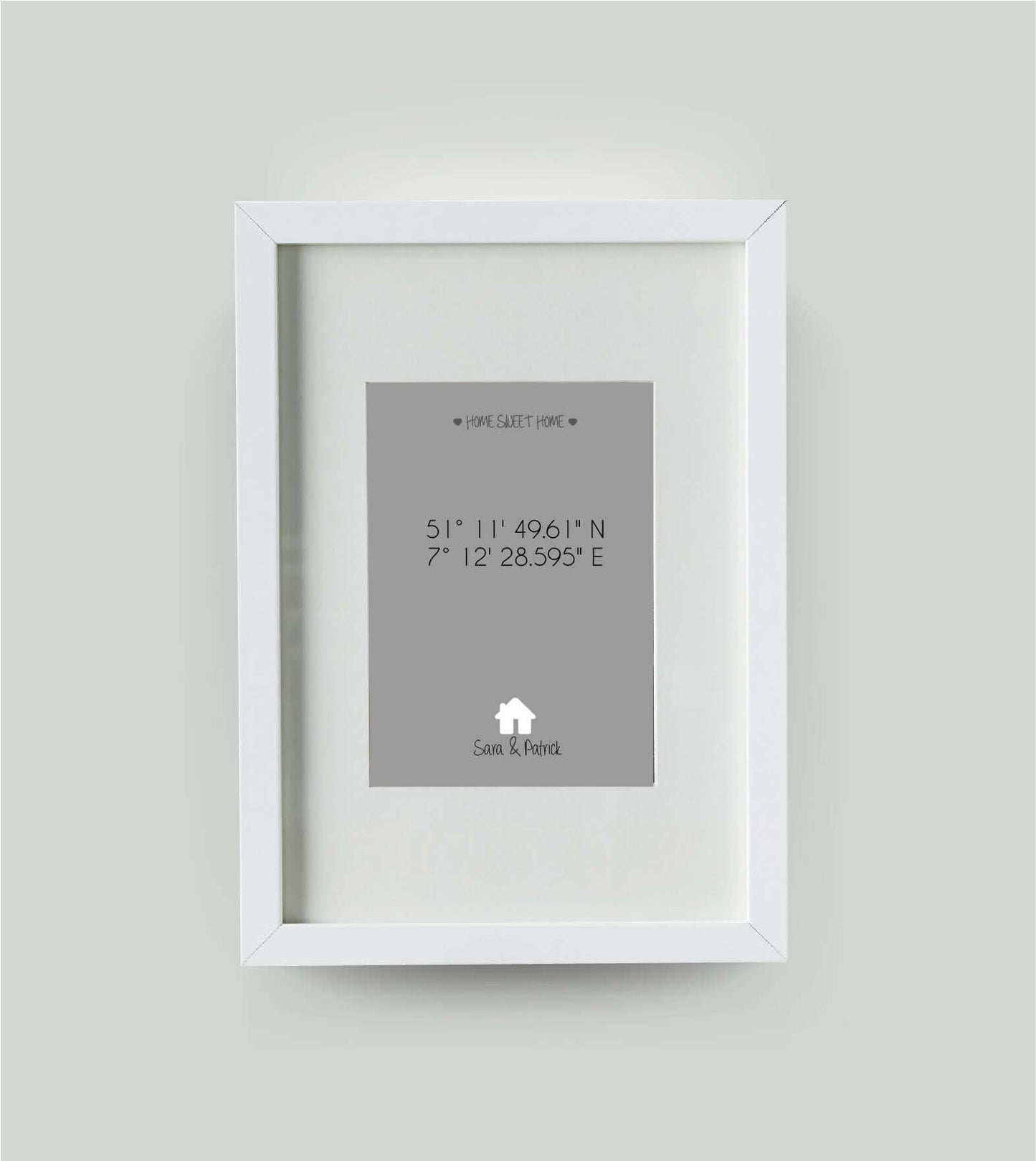 Personalisiertes Bild "HOME SWEET HOME HAUS" in grau, 13x18cm, mit Rahmen weiß 21x30cm, mit Passepartout