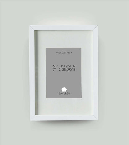 Personalisiertes Bild "HOME SWEET HOME HAUS" in grau, 13x18cm, mit Rahmen weiß 21x30cm, mit Passepartout, Copyright: 321geschenke.de