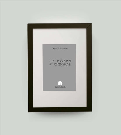 Personalisiertes Bild "HOME SWEET HOME HAUS" in grau, 13x18cm, mit Rahmen schwarz 21x30cm, mit Passepartout, Copyright: 321geschenke.de
